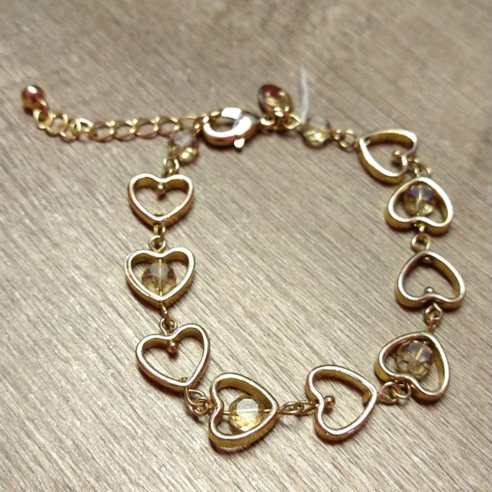 NWOT Charming Charlie's Goldtone Heart Bracelet. Clear Stones